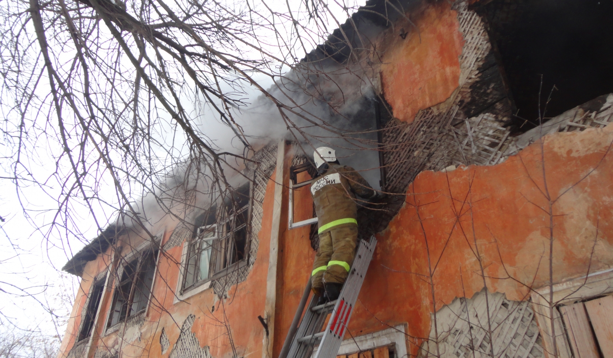 Боец отдельного поста 59 ПСЧ 54 отряда тушит пожар в заброшенном доме